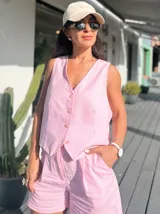 Short rojo de lino con pinzas, tiro alto y corte holgado.