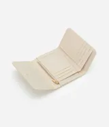 Billetera mediana color beige con textura trenzada, cierre con botón a presión y múltiples compartimentos para tarjetas.