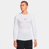 Remera deportiva blanca de manga larga, ajustada al cuerpo, con tecnología Dri-Fit y logo de Nike en el pecho.