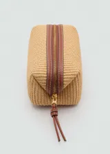 Neceser color beige con textura tipo rafia, cierre de cremallera y logo en relieve.