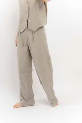 Pantalón de lino color mostaza, de corte recto, con cintura elastizada y costuras en contraste.