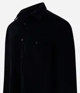 Camisa blanca de manga larga, confeccionada en terciopelo con cuello clásico y bolsillos frontales.