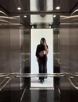 Falda larga de mesh con transparencias y terminación irregular.