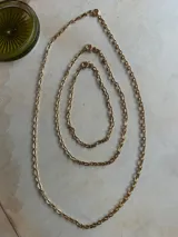 Collar dorado de cadena con eslabones ovalados alargados y cierre marinero.