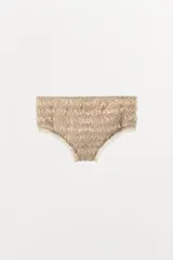 Mini shorts color beige confeccionados en tejido con estructura, tiro alto, cintura elástica y detalle de volantes a tono en los bordes.