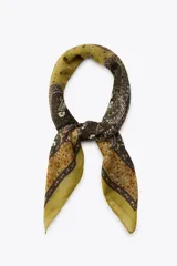 Pañuelo cuadrado de viscosa y seda, con estampado paisley en tonos azul, beige y rosa.
