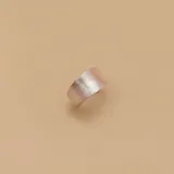 Anillo ancho de plata 925 satinada con forma ondulada.