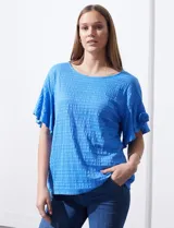 Blusa azul de algodón texturado, marca Ruby Rd. Manga corta con terminación amplia y cuello redondo.