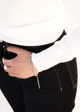 Pulsera doble de acero quirúrgico plateado, con una cadena de eslabones grandes y otra de eslabones más pequeños. Tiene un largo de 18 cm + 5 cm de extensión.