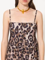 Vestido midi de tirantes finos con estampado animal print.