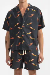 Short de baño azul marino con estampado de sirenas en tonos naranja y amarillo. Tiene cintura elástica con cordón ajustable, bolsillos laterales y trasero.