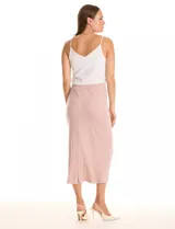 Falda midi color rosado, de la marca Zac & Rachel, con pretina ancha elastizada y tejido con lurex. Presenta un corte vertical en la parte trasera.