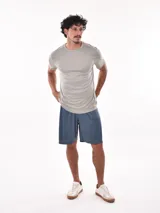 Remera gris de poliéster con cuello redondo y mangas cortas.
