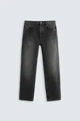 Pantalón de jean negro con efecto lavado, corte slim fit, cinco bolsillos y cierre frontal con botones.