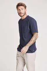 Remera de manga corta color verde menta, con cuello redondo y bolsillo en el pecho.