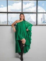 Vestido largo de gasa color verde esmeralda con detalles de lurex, un solo hombro y volados. Incluye viso elastizado al cuerpo.