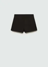 Short negro de tiro medio, corte recto y tejido ligero.