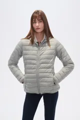 Campera acolchada negra, de manga larga y cuello alto, con cierre frontal.