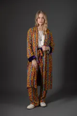 Kimono largo estampado con mangas anchas y puños de terciopelo color violeta.