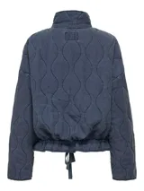 Chaqueta azul grisáceo con diseño acolchado de ondas, cuello alto, cierre frontal con cremallera, bolsillos delanteros y cordón ajustable en la cintura.