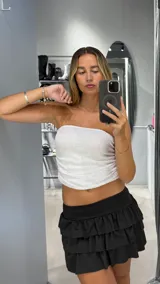 Top strapless blanco con textura de lentejuelas.