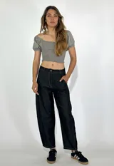 Pantalón de denim azul oscuro, de corte palazzo, con tiro alto y bolsillos laterales.