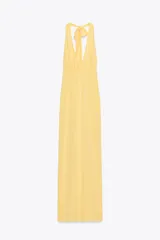 Vestido largo amarillo con escote halter y espalda descubierta, atado al cuello.