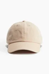 Gorra color beige de sarga de algodón con cinta antitranspirante de algodón, trabilla ajustable y cierre de metal atrás.