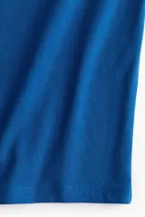 Remera azul con estampado de texto en blanco que dice "New York U.S.A.", de corte clásico y mangas cortas.