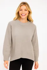 Sweater color cemento, de corte holgado y mangas largas.