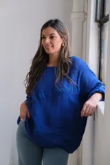 Blusa azul francia de lino con mangas 3/4 y detalle de bordado en el frente.