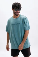 Remera de manga corta, corte oversize, con efecto lavado en tono verde azulado y estampa frontal con la palabra "Culture" en relieve o tono similar.