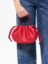 Bolso rojo con correa ajustable y desmontable, correa para hombro y asa simple. Cierre magnético y bolsillo interior.