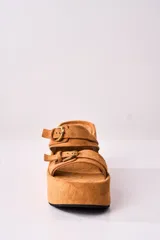 Sandalias color camel con plataforma tipo flatform y dos tiras anchas con hebillas doradas.