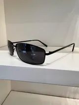 Lentes de sol con protección UV400 y patillas metálicas.