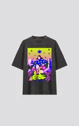 Remera gris con efecto lavado, de corte oversize y manga corta. Estampado frontal con diseño de estilo tarot con estrellas, figuras femeninas y plantas.