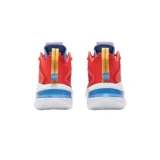 Championes de básquet 361 BIG3 5.0 PRO PE, color rojo con detalles en blanco y azul. Cuentan con entresuela QU!KFLAME CQT, placa de fibra de carbono QU!KBONE, refuerzo de TPU en el antepié y talón.