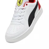 Championes Puma Ferrari Caven 2.0 de cuero sintético blanco con detalles en negro y rojo.