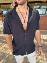 Camisa negra de algodón con textura waffle, corte clásico, cuello americano y botones color madera.