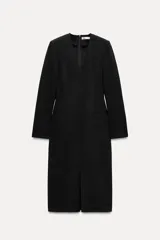 Vestido midi negro de escote pico y manga larga con hombreras. Tiene falsos bolsillos de vivo en el delantero y cierre en la espalda con cremallera oculta.