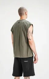 Musculosa verde militar de algodón, con cuello redondo y sisas amplias.