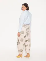 Pantalón tipo babucha confeccionado en poplín con estampado de limones. Presenta cintura con lazo regulable, bolsillos ojal en delantero y espalda, y broches funcionales en los ruedos.