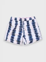 Short de baño blanco con estampado de rayas verticales con flores azules, cintura elástica con cordón ajustable, bolsillos laterales y trasero con cierre, suspensor de malla fina hipoalergénico.
