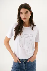 Remera blanca de algodón con cuello redondo y estampado de patrones de costura en el frente.