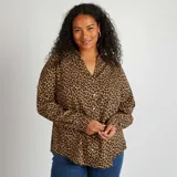 Blusa de manga larga con estampado animal print, cuello camisero y cierre frontal con botones.