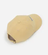 Gorra de sarga color amarillo con visera curva y bordado frontal de una concha de mar y texto "Riviera Beach Club".