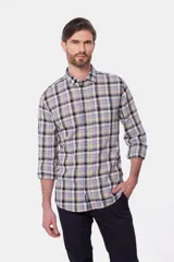 Camisa celeste y beige a cuadros, de corte clásico y manga larga.