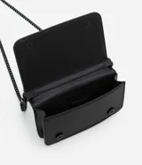 Cartera bandolera pequeña de poliuretano color negro con textura capitoneada, correa de cadena desmontable y detalle de triángulo metálico.