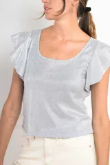 Remera plateada brillante con escote cuadrado y mangas cortas con volados.