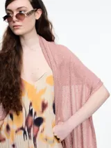 Chal color rosa de tejido liviano con brillo sutil y pequeñas lentejuelas al tono.